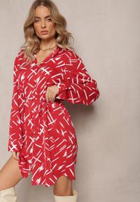 Renee - Czerwona Koszulowa Sukienka Wiązana w Talii w Abstrakcyjne Paski Azrakes. Kolor: czerwony. Długość rękawa: długi rękaw. Wzór: paski. Typ sukienki: koszulowe