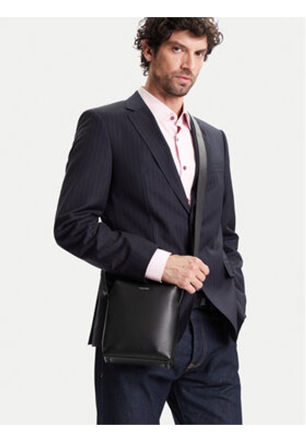 Calvin Klein Saszetka Ck Premium Leather Reporter S K50K512887 Czarny. Kolor: czarny. Materiał: skóra