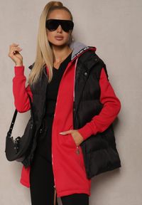 Renee - Czerwona Bluza Długa z Kapturem Ozdobionym Napisami Sinellina. Okazja: na co dzień. Typ kołnierza: kaptur. Kolor: czerwony. Materiał: jeans. Długość: długie. Wzór: aplikacja, napisy. Styl: casual #5