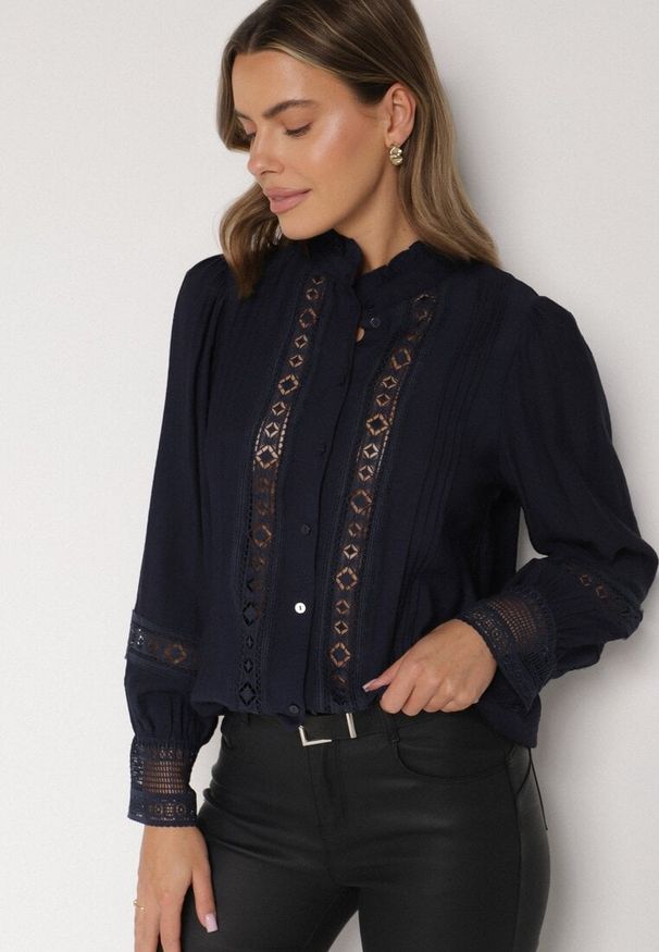 Born2be - Granatowa Koszula ze Stójką i Koronką Argochis. Typ kołnierza: kołnierzyk stójkowy. Kolor: niebieski. Materiał: koronka. Wzór: koronka