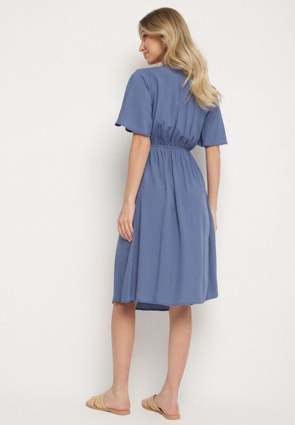 Born2be - Granatowa Bawełniana Sukienka o Rozkloszowanym Fasonie Liranelle. Okazja: na co dzień. Typ kołnierza: dekolt w kształcie V. Kolor: niebieski. Materiał: bawełna. Długość rękawa: krótki rękaw. Sezon: lato. Typ sukienki: rozkloszowane. Styl: casual, elegancki