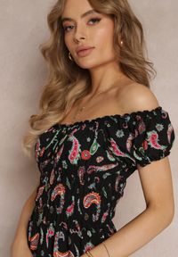 Renee - Czarna Bawełniana Sukienka Hiszpanka z Gumką w Pasie i Wzorem Paisley Maggies. Typ kołnierza: dekolt hiszpanka. Kolor: czarny. Materiał: bawełna. Wzór: paisley #5