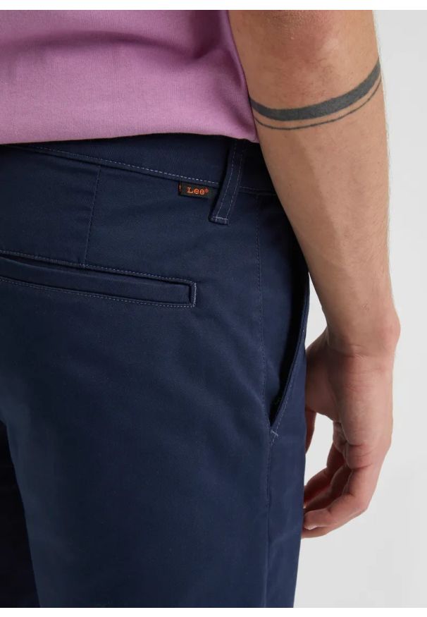 Lee - MĘSKIE SZORTY MATERIAŁOWE LEE REGULAR CHINO SHORT DEEP NAVY 112332254. Materiał: materiał