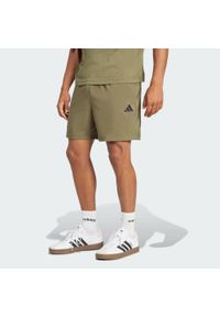 Adidas - Szorty Essentials Small Logo Chelsea. Kolor: beżowy, czarny, wielokolorowy. Materiał: materiał. Sport: fitness