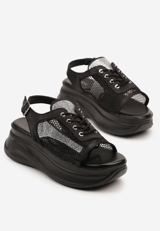 Renee - Czarne Sandały na Platformie w Stylu Sneakersów Peep Toe Sorezia. Okazja: na co dzień. Nosek buta: otwarty. Kolor: czarny. Materiał: jeans. Obcas: na platformie. Styl: klasyczny, casual, elegancki