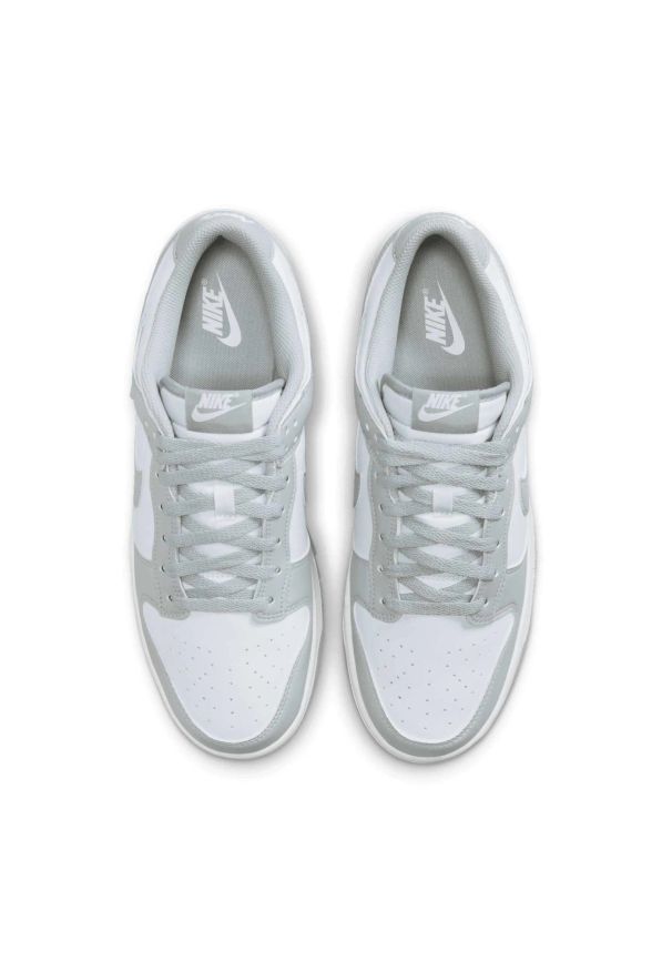 Nike Dunk Low Retro Sneakersy męskie. Okazja: na co dzień. Kolor: biały. Materiał: materiał, syntetyk, guma, skóra. Szerokość cholewki: normalna. Wzór: aplikacja, gładki. Sport: koszykówka