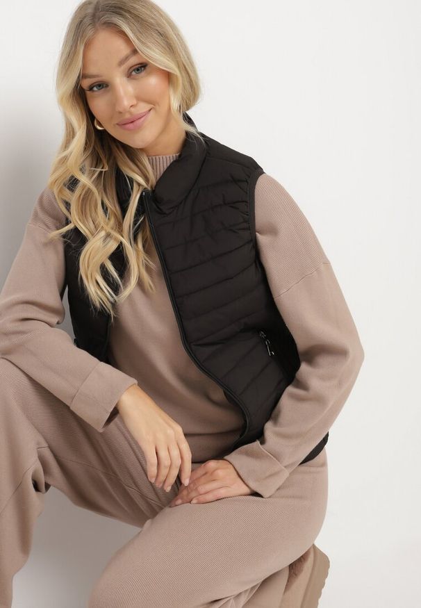 Born2be - Czarna Pikowana Kamizelka ze Stójką i Zasuwanymi Kieszeniami Lorenith. Typ kołnierza: kołnierzyk stójkowy. Kolor: czarny. Materiał: jeans. Styl: elegancki