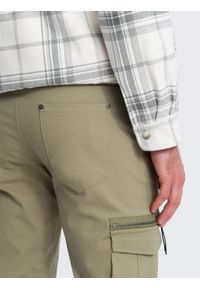 Ombre Clothing - Męskie spodnie cargo STRAIGHT LEG z trójkątnym pinem na kieszeni – oliwkowe V2. Okazja: na co dzień. Kolor: oliwkowy. Materiał: bawełna, elastan, materiał. Wzór: gładki. Styl: casual, elegancki