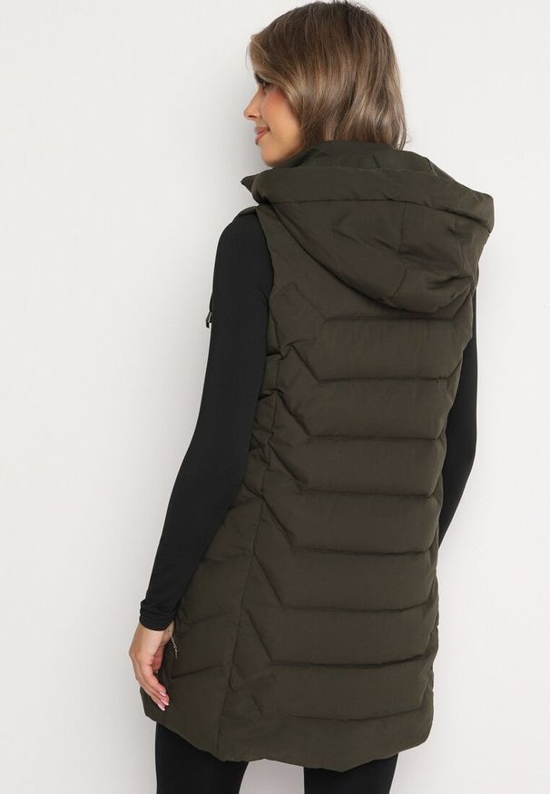 Born2be - Ciemnozielona Pikowana Kamizelka z Odpinanym Kapturem na Suwak Wykończona Sznurkami Zeneria. Okazja: na co dzień. Kolor: zielony. Styl: elegancki, casual