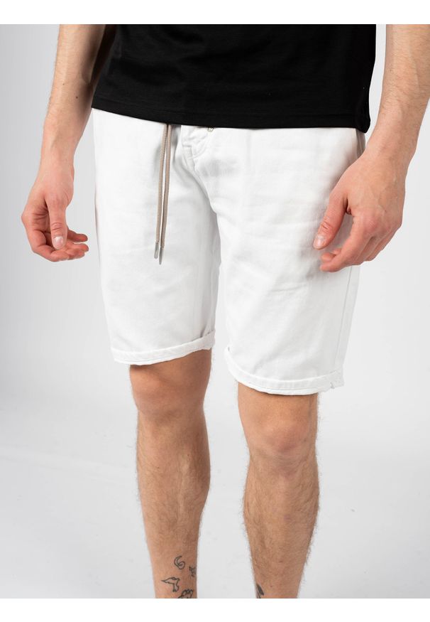 Antony Morato Szorty "Oliver" | MMSH00184-FA8900127 | Oliver | Mężczyzna | Biały. Kolor: biały. Materiał: bawełna. Wzór: aplikacja
