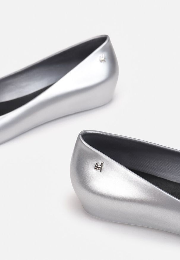 Renee - Srebrno-Czarne Balerinki Xenatius. Zapięcie: bez zapięcia. Kolor: srebrny. Materiał: guma. Szerokość cholewki: normalna