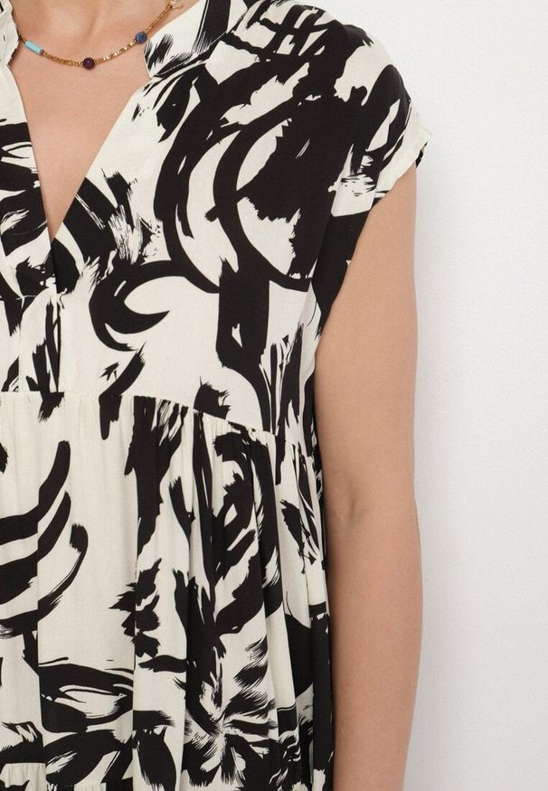 Born2be - Czarna Bawełniana Sukienka z Abstrakcyjnym Wzorem Lioraia. Okazja: na co dzień. Typ kołnierza: dekolt w kształcie V. Kolor: czarny. Materiał: bawełna. Długość rękawa: krótki rękaw. Typ sukienki: proste. Styl: elegancki, casual
