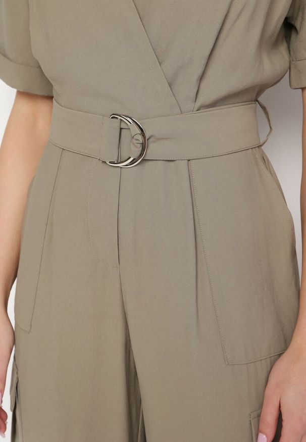 Born2be - Ciemnozielony Kombinezon Utility z Kopertowym Dekoltem Paskiem i Szerokimi Kieszeniami Pallilena. Okazja: na co dzień. Kolor: zielony. Styl: elegancki, casual