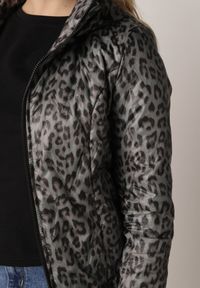 Born2be - Zielona Panterkowa Kurtka Przejściowa w Panterkę z Odpinanym Kapturem Antolea. Kolor: zielony. Materiał: poliester, jeans. Wzór: motyw zwierzęcy. Styl: klasyczny #3