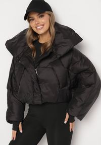 Born2be - Czarna Pikowana Kurtka o Nietoperzowym Kroju z Szerokim Kołnierzem Neandria. Okazja: na co dzień, do pracy. Kolor: czarny. Materiał: jeans. Długość: krótkie. Styl: casual, elegancki #1