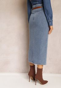 Renee - Granatowa Jeansowa Spódnica Ołówkowa z Dodatkowym Paskiem Caladyn. Okazja: na co dzień. Stan: podwyższony. Kolor: niebieski. Materiał: jeans. Styl: casual