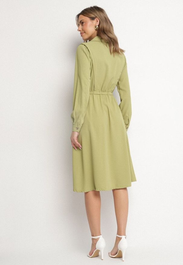 Born2be - Ciemnozielona Sukienka Midi z Gumką w Pasie i Dodatkowym Paskiem ze Sprzączką Zawadi. Kolor: zielony. Styl: elegancki. Długość: midi