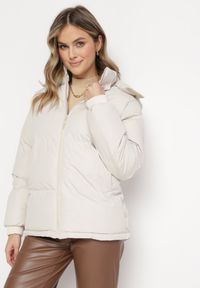 Born2be - Jasnobeżowa Pudełkowa Kurtka Pikowana z Kapturem Anena. Okazja: na co dzień. Typ kołnierza: kaptur. Kolor: beżowy. Materiał: jeans. Styl: klasyczny, casual, elegancki #1