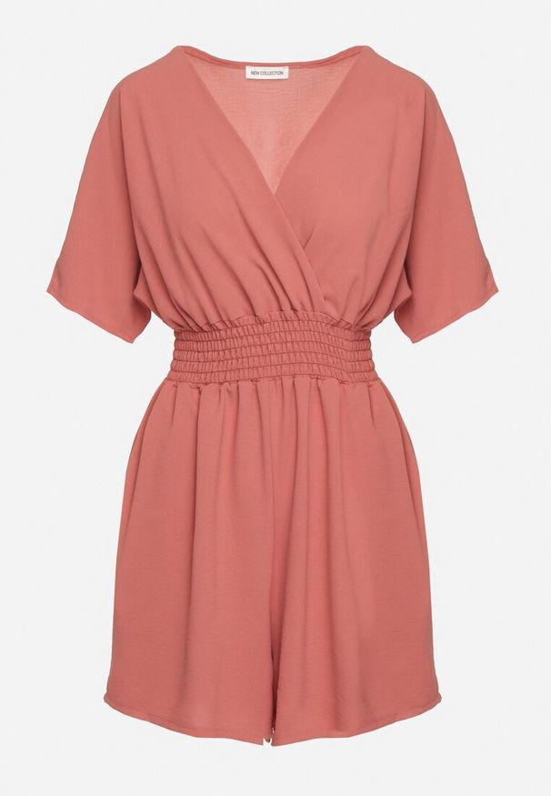 Born2be - Różowy Kombinezon z Zakładkowym Dekoltem i Gumką w Talii Belandrea. Okazja: na co dzień. Kolor: różowy. Materiał: jeans. Długość rękawa: krótki rękaw. Długość: krótkie. Sezon: lato. Styl: sportowy, casual, elegancki