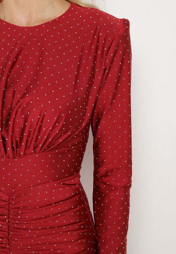 Born2be - Bordowa Koktajlowa Sukienka z Marszczeniem Cyrkoniami i Usztywnionymi Miseczkami Zozirina. Okazja: na co dzień. Kolor: czerwony. Typ sukienki: dopasowane. Styl: wizytowy