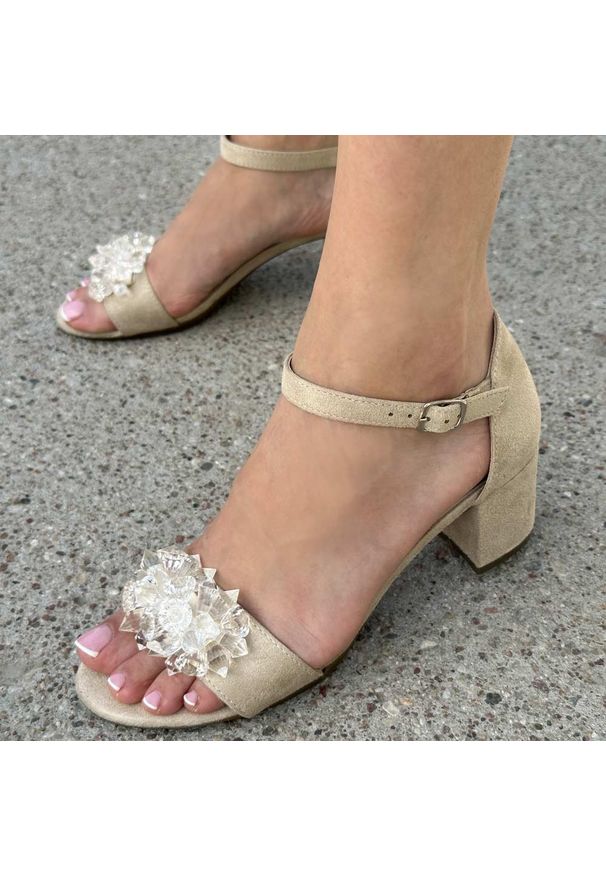 Beżowe sandały damskie z kryształami na słupku Filippo Ds4487/23. Kolor: beżowy. Materiał: zamsz. Obcas: na słupku. Wysokość obcasa: średni