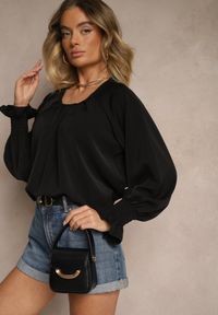 Renee - Czarna Bluzka Ozdobiona Marszczeniem Emirana. Okazja: na co dzień. Kolor: czarny. Materiał: jeans. Długość rękawa: długi rękaw. Długość: długie. Wzór: aplikacja. Styl: klasyczny, casual