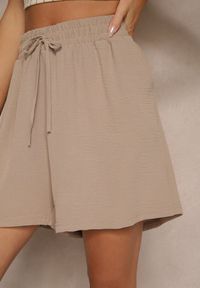 Renee - Ciemnobeżowe Szorty z Wiskozą Ozdobione Sznurkiem Saralieve. Okazja: na spacer. Kolor: beżowy. Materiał: wiskoza. Wzór: aplikacja. Sezon: lato #3