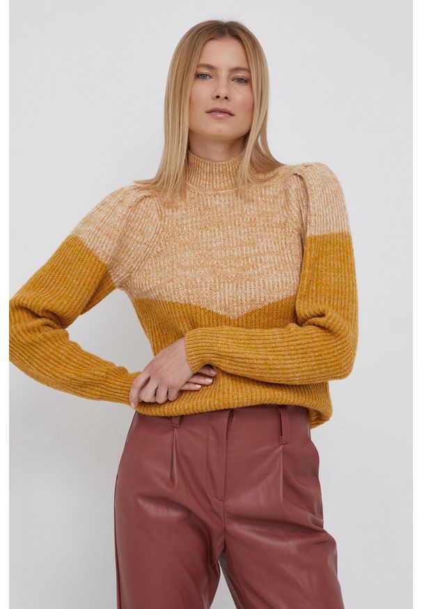 Vero Moda Sweter z domieszką wełny damski kolor żółty ciepły z półgolfem. Okazja: na co dzień. Kolor: żółty. Materiał: wełna. Długość rękawa: długi rękaw. Długość: długie. Wzór: ze splotem. Styl: casual