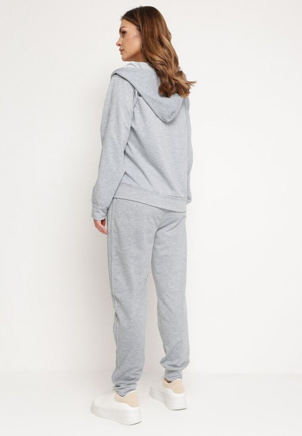 Born2be - Jasnoszary 2-częściowy Komplet Dresowy Bluza z Kapturem Spodnie z Gumką w Pasie Regulowane Tellfana. Kolor: szary. Materiał: dresówka