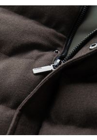 Ombre Clothing - Pikowany męski bezrękawnik z wełną – oliwkowy melanż V4. Okazja: na co dzień. Kolor: oliwkowy. Materiał: wełna. Długość rękawa: bez rękawów. Wzór: melanż. Styl: sportowy, casual