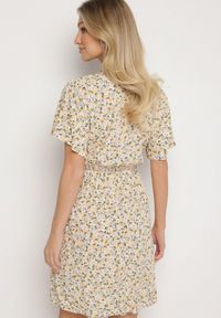Born2be - Beżowa Sukienka w Kwiaty z Paskiem Cleza. Okazja: na co dzień. Typ kołnierza: dekolt w kształcie V. Kolor: beżowy. Wzór: kwiaty. Sezon: wiosna, lato. Styl: casual, elegancki #2