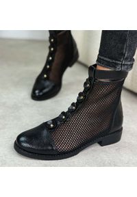 Czarne wiosenne ażurowe botki damskie Jezzi Asa62-130. Okazja: na co dzień. Kolor: czarny. Szerokość cholewki: normalna. Wzór: ażurowy. Materiał: skóra. Sezon: wiosna. Obcas: na obcasie. Styl: casual, elegancki, boho, klasyczny. Wysokość obcasa: niski #1