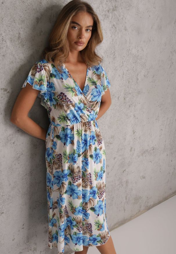 Renee - Niebieska Kopertowa Sukienka z Wiskozą i Gumką w Talii w Tropikalne Kwiaty Chionobe. Okazja: na spacer, na co dzień. Kolekcja: moda ciążowa. Kolor: niebieski. Materiał: wiskoza. Wzór: kwiaty. Sezon: lato. Typ sukienki: kopertowe. Styl: wakacyjny, elegancki, casual