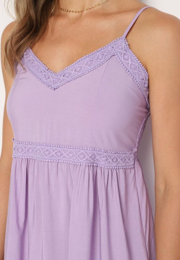 Born2be - Fioletowa Sukienka z Wiskozy na Cienkich Ramiączkach z Regulacją Ozdobiona Lampasem i Haftem Nelrissa. Okazja: na imprezę. Typ kołnierza: dekolt w kształcie V. Kolor: fioletowy. Materiał: wiskoza. Długość rękawa: na ramiączkach. Wzór: aplikacja, haft