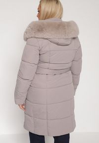 Born2be - Szara Pikowana Kurtka z Kapturem z Futrem i Wiązanym Paskiem Mevinatia. Okazja: na co dzień. Typ kołnierza: kaptur. Kolekcja: plus size. Kolor: szary. Materiał: futro. Styl: casual, klasyczny #5