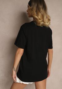 Renee - Czarna Bawełniana Koszulka T-shirt z Małym Napisem Lanivelle. Okazja: na co dzień. Kolor: czarny. Materiał: bawełna. Wzór: napisy. Styl: klasyczny, elegancki, casual #3