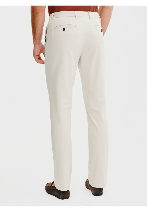 Pako Lorente - PAKO LORENTE - Beżowe spodnie z zaszewkami. Okazja: na co dzień. Kolor: beżowy. Materiał: elastan, bawełna. Wzór: gładki. Styl: casual