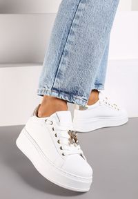 Renee - Biało-Złote Sneakersy na Platformie z Aplikacją w Kształcie Misia Desivia. Zapięcie: sznurówki. Kolor: biały. Materiał: jeans. Wzór: aplikacja. Obcas: na platformie #1