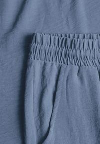 Renee - Jasnoniebieski Komplet Bluzka i Luźne Spodnie z Wiskozą i Kieszonkami Efraria. Kolor: niebieski. Materiał: wiskoza. Wzór: aplikacja #4