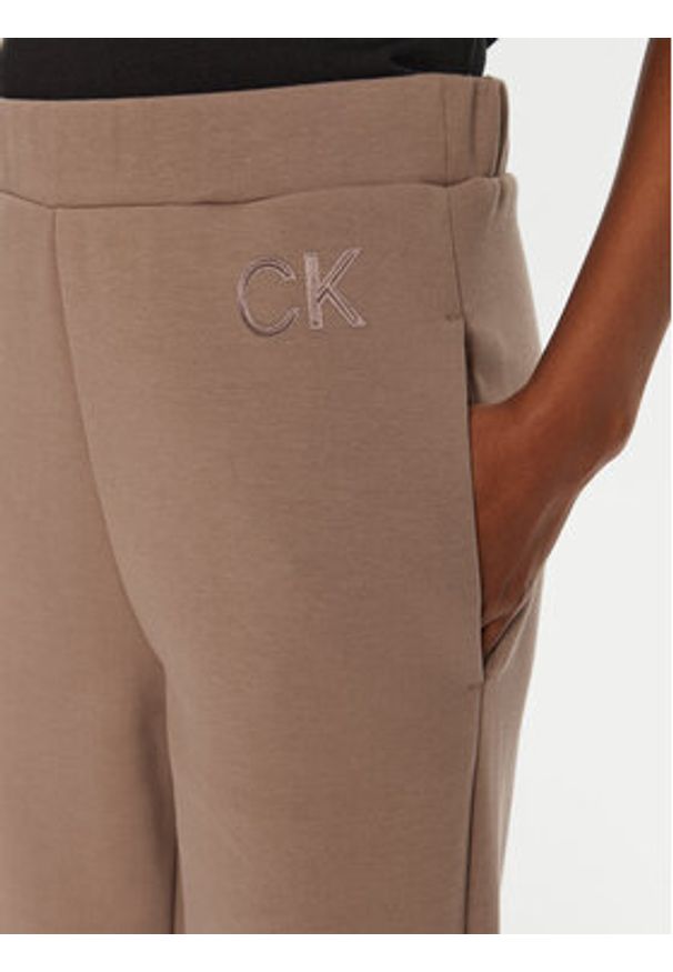 Calvin Klein Spodnie dresowe Satin K20K207945 Beżowy Slim Fit. Kolor: beżowy. Materiał: syntetyk, bawełna
