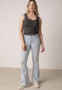 Born2be - Szary Dopasowany Top Bez Rękawów z Wiskozy z Kwadratowym Dekoltem Madu. Okazja: na spacer. Typ kołnierza: dekolt kwadratowy. Kolor: szary. Materiał: wiskoza. Długość rękawa: bez rękawów. Sezon: lato. Styl: elegancki, klasyczny #3