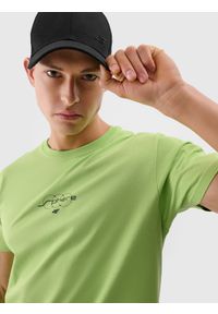 4f - T-shirt regular z nadrukiem męski - zielony. Okazja: na co dzień. Kolor: zielony. Materiał: dzianina, jersey, bawełna. Długość rękawa: krótki rękaw. Długość: krótkie. Wzór: nadruk. Styl: sportowy, casual, klasyczny
