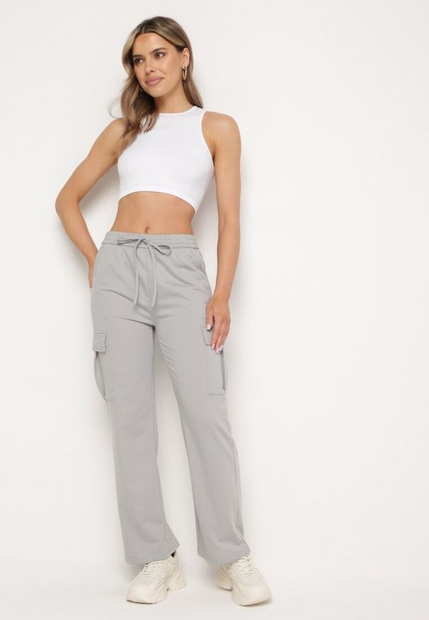 Born2be - Szare Bawełniane Spodnie z Gumką w Pasie i Kieszeniami Typu Cargo Kalanielle. Okazja: na co dzień. Kolor: szary. Materiał: bawełna. Styl: casual, elegancki