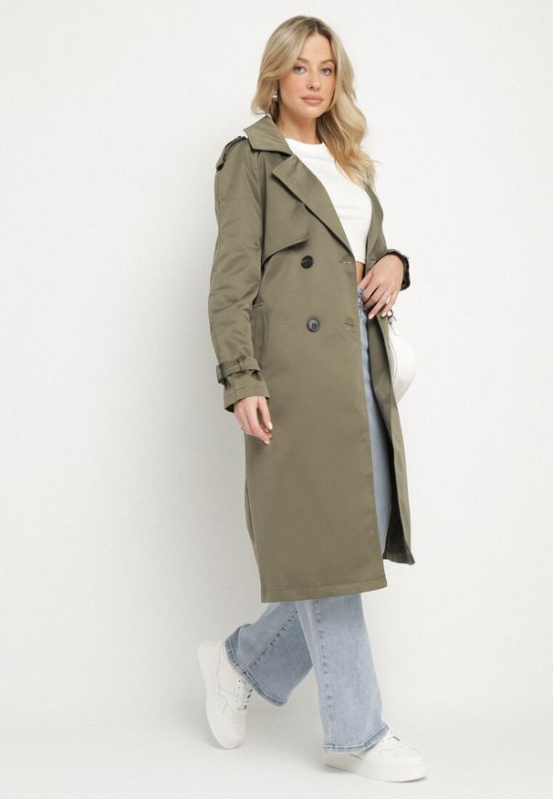 Born2be - Ciemnozielony Długi Płaszcz Trencz o Klasycznym Fasonie z Paskiem Nasde. Okazja: na co dzień. Kolor: zielony. Materiał: jeans. Długość: długie. Styl: klasyczny