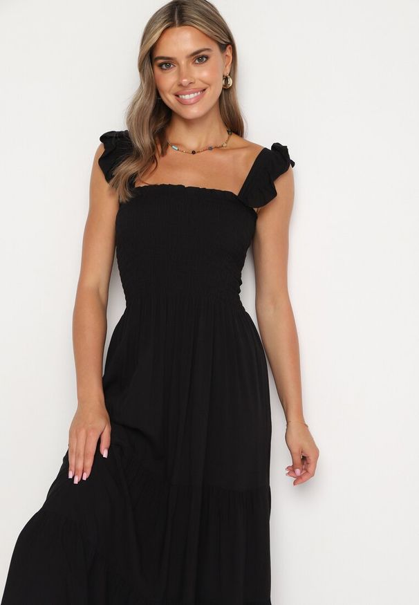 Born2be - Czarna Rozkloszowana Bawełniana Sukienka na Ramiączkach z Gumkami i Falbanką Mevesta. Okazja: na spacer. Typ kołnierza: dekolt kwadratowy, kołnierz z falbankami. Kolor: czarny. Materiał: bawełna. Długość rękawa: na ramiączkach. Sezon: lato. Styl: elegancki, wizytowy