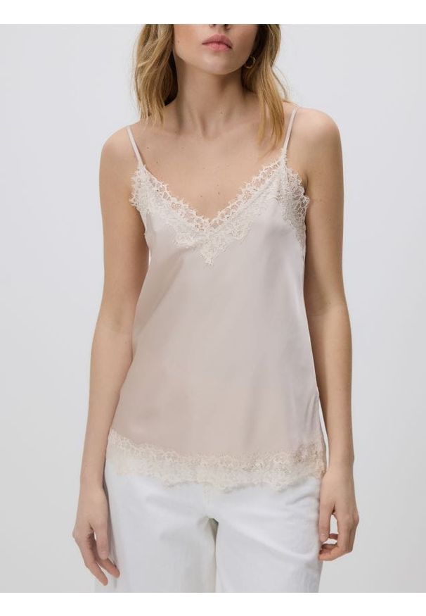 Reserved - Top z koronkowym zdobieniem - kremowy. Kolor: kremowy. Materiał: koronka. Wzór: aplikacja
