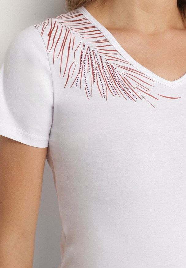 Born2be - Biały Bawełniany T-shirt z Dekoltem w Serek z Cyrkoniową Aplikacją Nirivale. Okazja: na co dzień. Typ kołnierza: dekolt w serek. Kolor: biały. Materiał: bawełna. Wzór: aplikacja. Styl: elegancki, casual