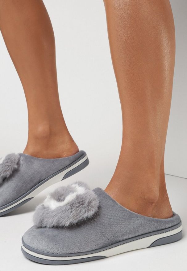 Born2be - Szare Kapcie Thaleis. Zapięcie: bez zapięcia. Kolor: szary. Materiał: futro, welur, materiał. Wzór: aplikacja
