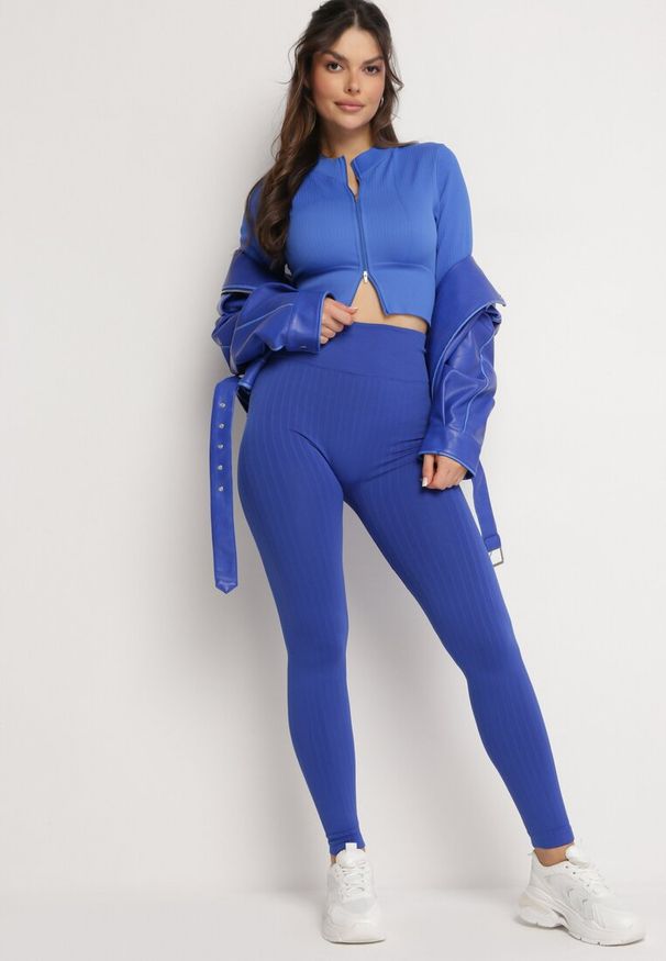 Born2be - Granatowa Krótka Bluza z Prążkowanego Materiału Zapinana na Suwaki Idendia. Kolor: niebieski. Materiał: materiał, prążkowany. Długość: krótkie. Styl: sportowy