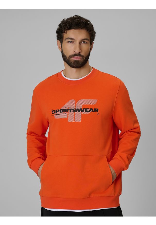 4f - 4F Bluza dresowa regular bez kaptura męska - pomarańczowa XL. Okazja: na co dzień. Typ kołnierza: bez kaptura. Kolor: pomarańczowy. Materiał: dresówka. Styl: casual